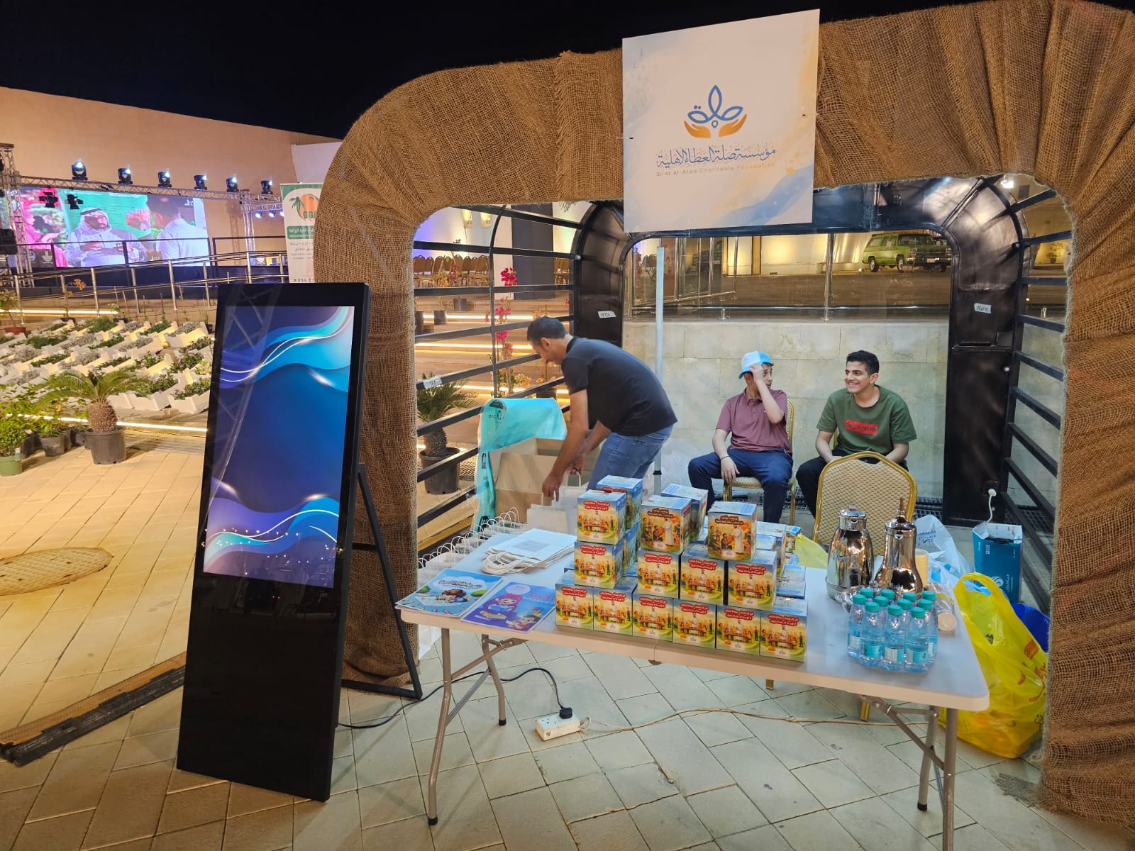 تغطية صحيفة اليوم لمشاركة صلة العطاء في مهرجان النباتات والزهور بالقطيف